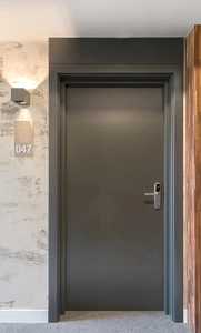 Drzwi z drewniane z panelami width=